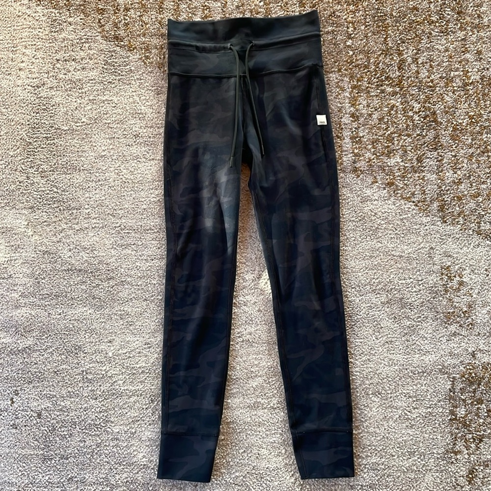 Vuori Daily Leggings XS Black Camo